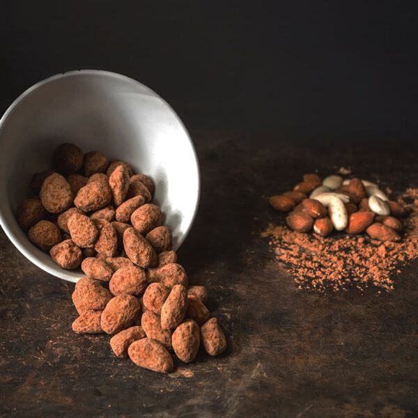 Coated caramelized almonds