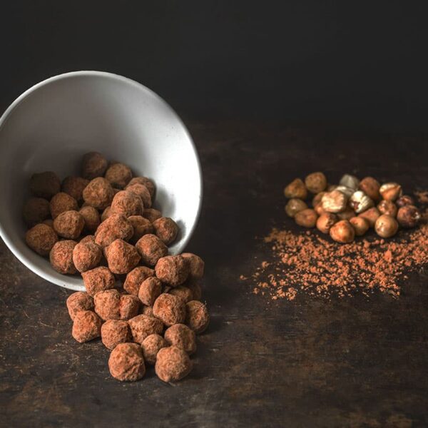 Coated caramelized hazelnuts